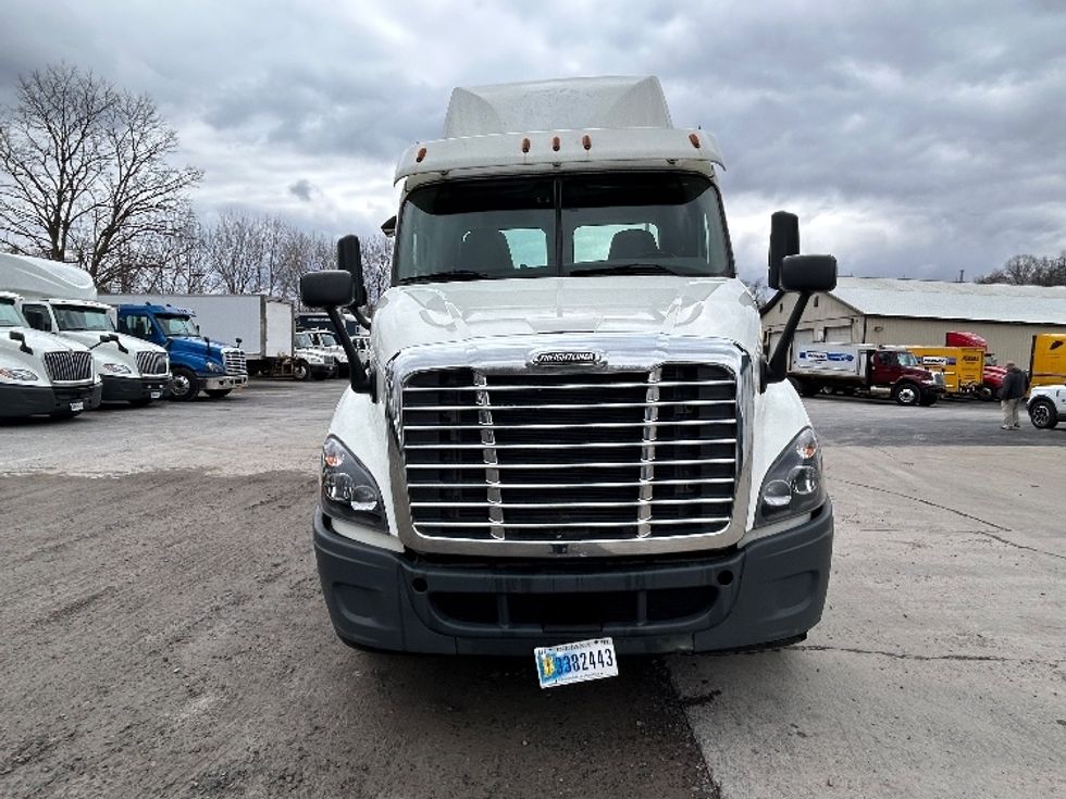 Day Cab Tractor-Heavy Duty Tractors-Freightliner-2018-Cascadia 11342ST-Whitesboro-NY-340,460\n\t\tmiles-$ 27,750 - Image 2