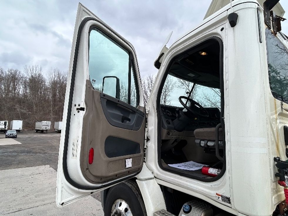 Day Cab Tractor-Heavy Duty Tractors-Freightliner-2018-Cascadia 11342ST-Whitesboro-NY-340,460\n\t\tmiles-$ 27,750 - Image 9