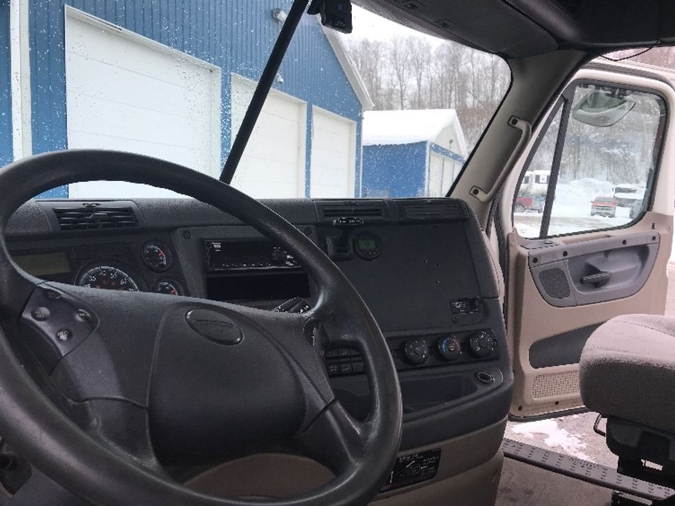 Day Cab Tractor-Heavy Duty Tractors-Freightliner-2018-Cascadia 11342ST-Whitesboro-NY-349,574\n\t\tmiles-$ 31,250 - Image 10