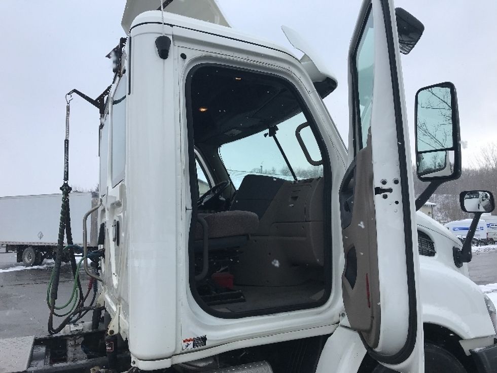 Day Cab Tractor-Heavy Duty Tractors-Freightliner-2018-Cascadia 11342ST-Whitesboro-NY-349,574\n\t\tmiles-$ 31,250 - Image 12