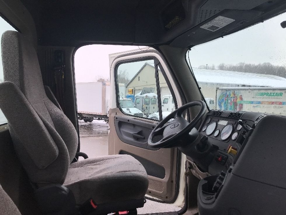 Day Cab Tractor-Heavy Duty Tractors-Freightliner-2018-Cascadia 11342ST-Whitesboro-NY-349,574\n\t\tmiles-$ 31,250 - Image 14