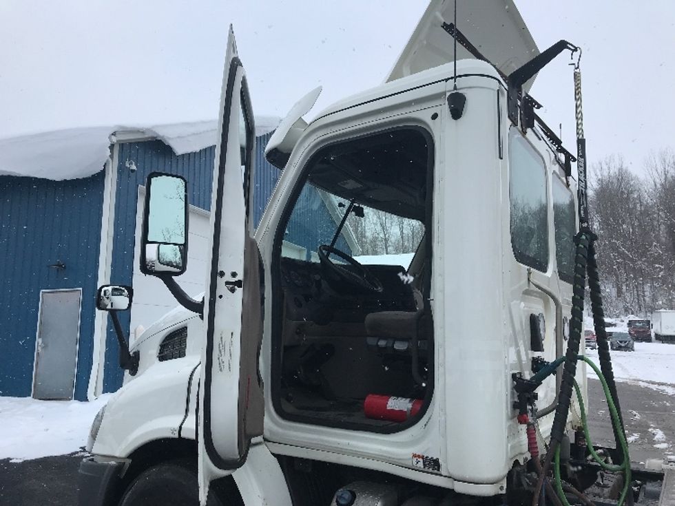 Day Cab Tractor-Heavy Duty Tractors-Freightliner-2018-Cascadia 11342ST-Whitesboro-NY-349,574\n\t\tmiles-$ 31,250 - Image 9