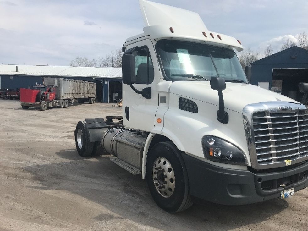 Day Cab Tractor-Heavy Duty Tractors-Freightliner-2018-Cascadia 11342ST-Whitesboro-NY-364,322\n\t\tmiles-$ 26,750 - Image 1