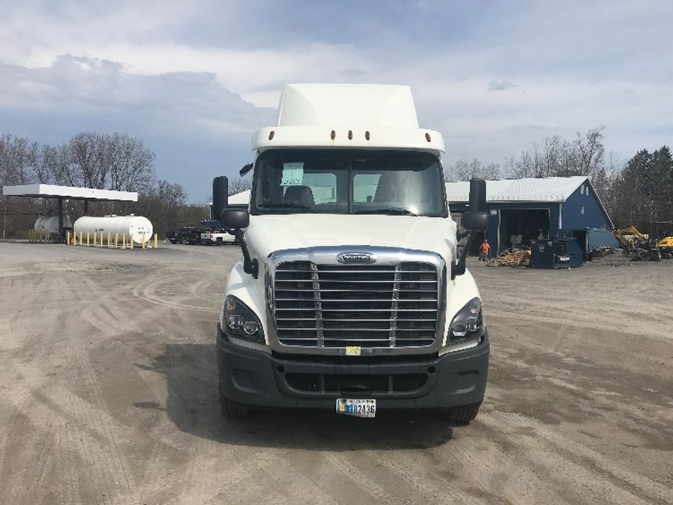 Day Cab Tractor-Heavy Duty Tractors-Freightliner-2018-Cascadia 11342ST-Whitesboro-NY-364,322\n\t\tmiles-$ 26,750 - Image 2