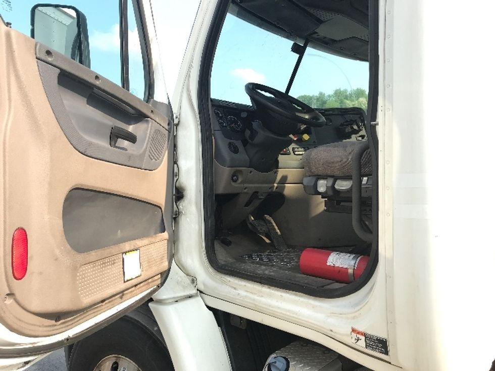 Day Cab Tractor-Heavy Duty Tractors-Freightliner-2018-Cascadia 11342ST-Whitesboro-NY-367,798\n\t\tmiles-$ 26,500 - Image 9
