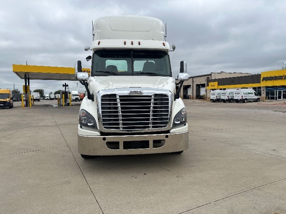 2018 Freightliner Cascadia 113" sleeper cab photo 2