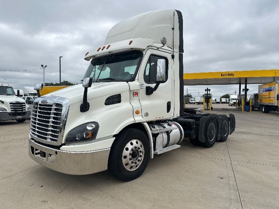 2018 Freightliner Cascadia 113" sleeper cab photo 3