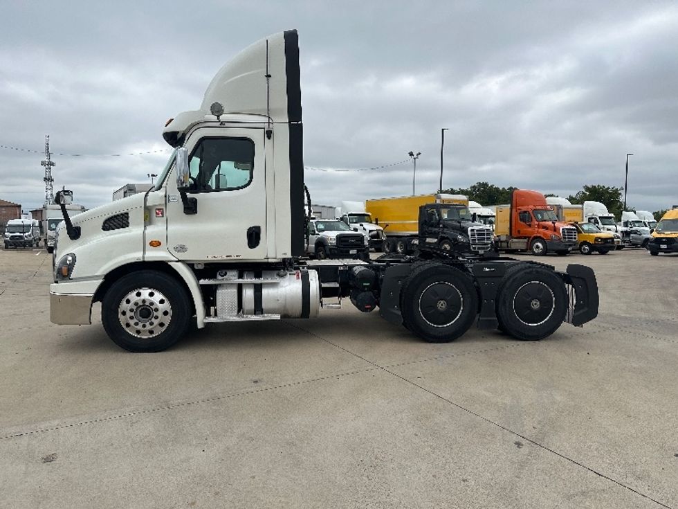 2018 Freightliner Cascadia 113" sleeper cab photo 4