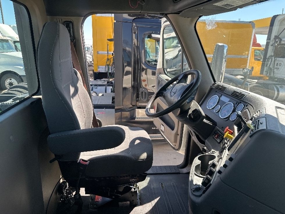 Day Cab Tractor-Heavy Duty Tractors-Freightliner-2018-Cascadia 11364ST-Arlington-TX-533,900\n\t\tmiles-$ 36,000 - Image 14