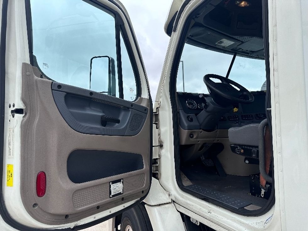 Day Cab Tractor-Heavy Duty Tractors-Freightliner-2018-Cascadia 11364ST-Arlington-TX-533,900\n\t\tmiles-$ 36,000 - Image 9