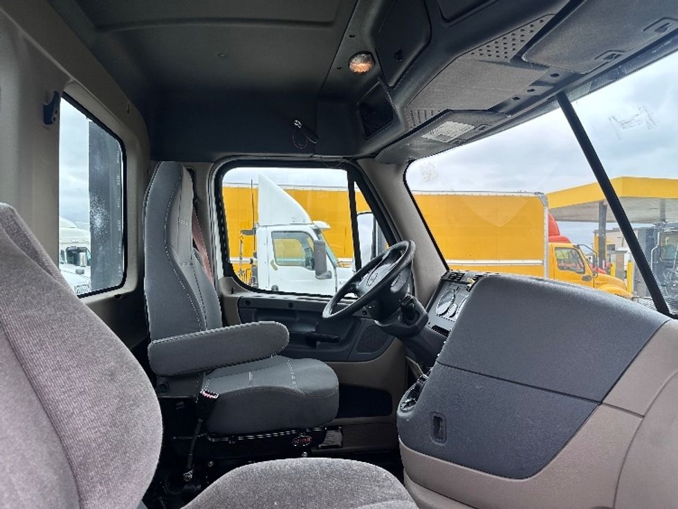 Day Cab Tractor-Heavy Duty Tractors-Freightliner-2018-Cascadia 11364ST-Arlington-TX-594,412\n\t\tmiles-$ 30,500 - Image 14