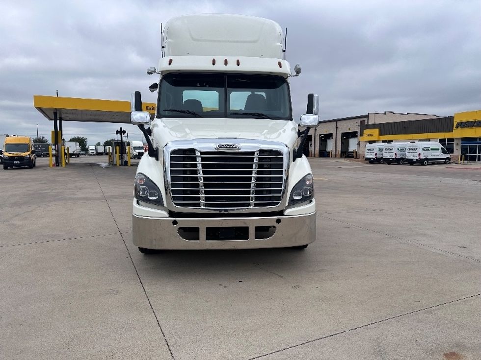 2018 Freightliner Cascadia 113" sleeper cab photo 2