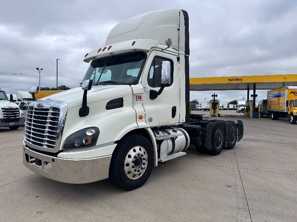2018 Freightliner Cascadia 113" sleeper cab photo 3