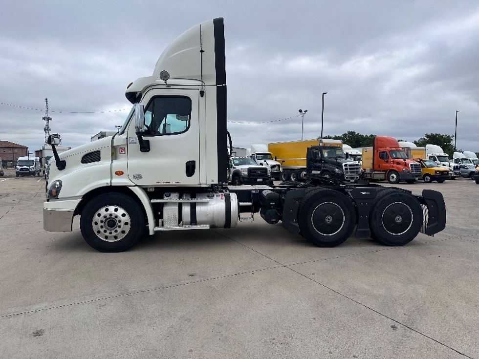 2018 Freightliner Cascadia 113" sleeper cab photo 4