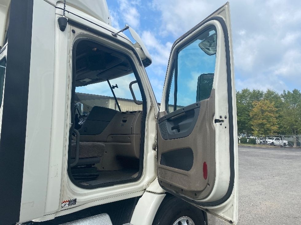 Day Cab Tractor-Heavy Duty Tractors-Freightliner-2018-Cascadia 11364ST-Atlanta-GA-506,874\n\t\tmiles-$ 37,000 - Image 12