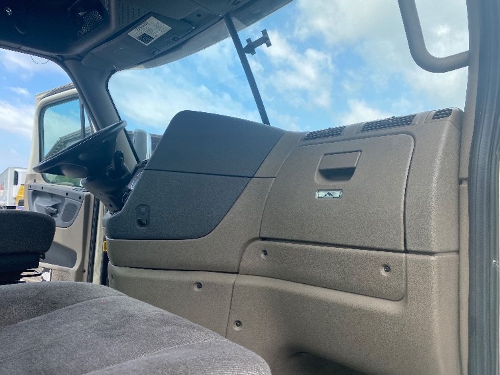 Day Cab Tractor-Heavy Duty Tractors-Freightliner-2018-Cascadia 11364ST-Atlanta-GA-506,874\n\t\tmiles-$ 37,000 - Image 13