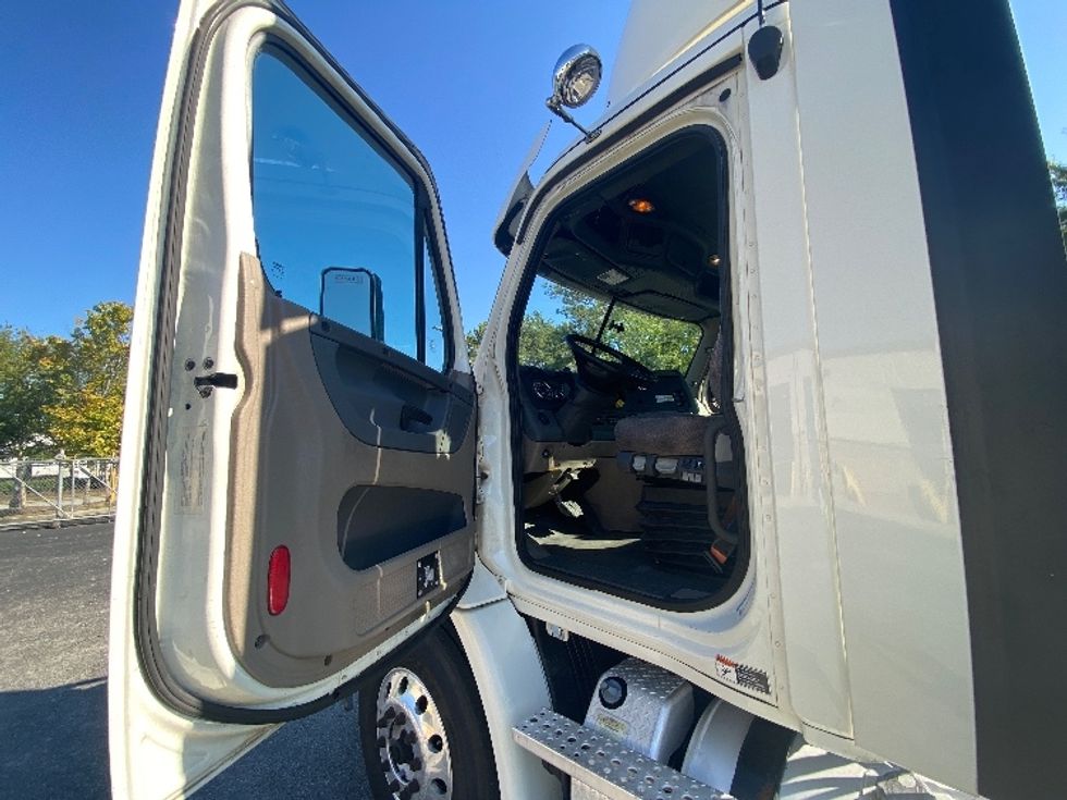 Day Cab Tractor-Heavy Duty Tractors-Freightliner-2018-Cascadia 11364ST-Atlanta-GA-546,189\n\t\tmiles-$ 33,500 - Image 9