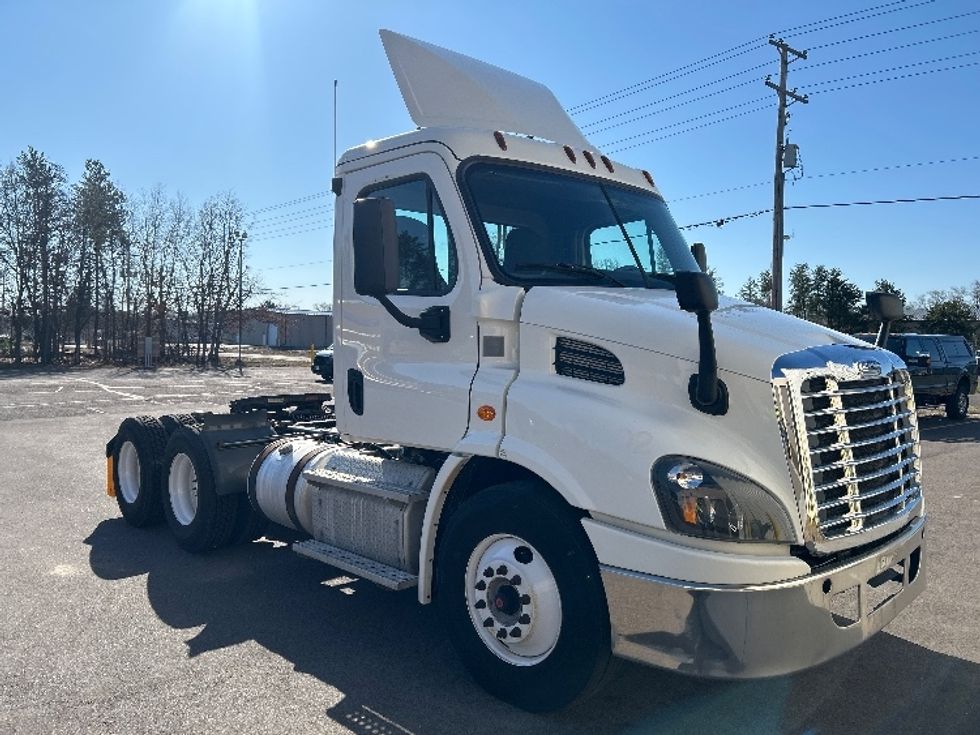 Day Cab Tractor-Heavy Duty Tractors-Freightliner-2018-Cascadia 11364ST-Brooklyn Park-MN-495,848\n\t\tmiles-$ 28,500 - Image 1