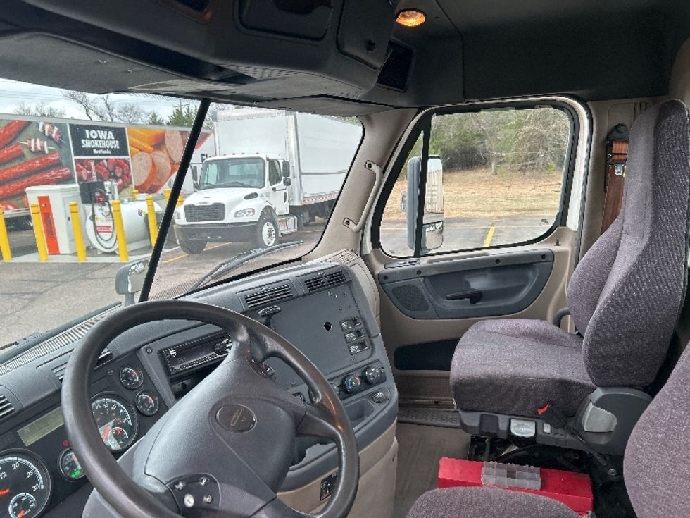 Day Cab Tractor-Heavy Duty Tractors-Freightliner-2018-Cascadia 11364ST-Brooklyn Park-MN-495,848\n\t\tmiles-$ 28,500 - Image 10