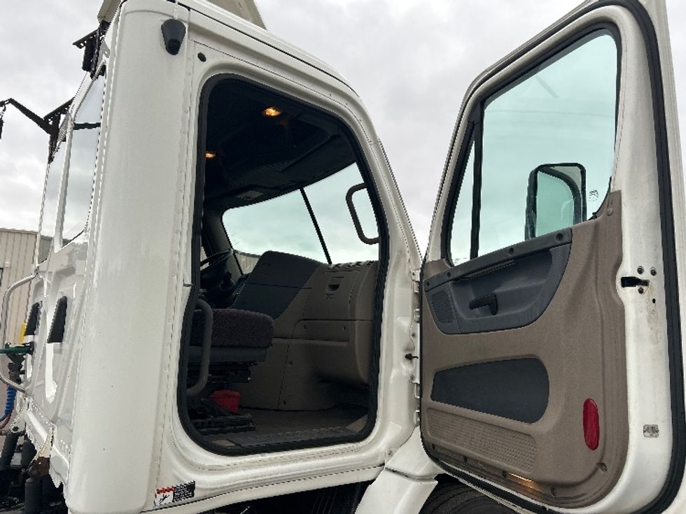 Day Cab Tractor-Heavy Duty Tractors-Freightliner-2018-Cascadia 11364ST-Brooklyn Park-MN-495,848\n\t\tmiles-$ 28,500 - Image 12