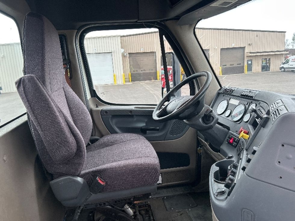 Day Cab Tractor-Heavy Duty Tractors-Freightliner-2018-Cascadia 11364ST-Brooklyn Park-MN-495,848\n\t\tmiles-$ 28,500 - Image 14