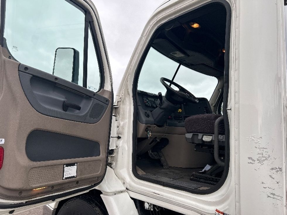 Day Cab Tractor-Heavy Duty Tractors-Freightliner-2018-Cascadia 11364ST-Brooklyn Park-MN-495,848\n\t\tmiles-$ 28,500 - Image 9