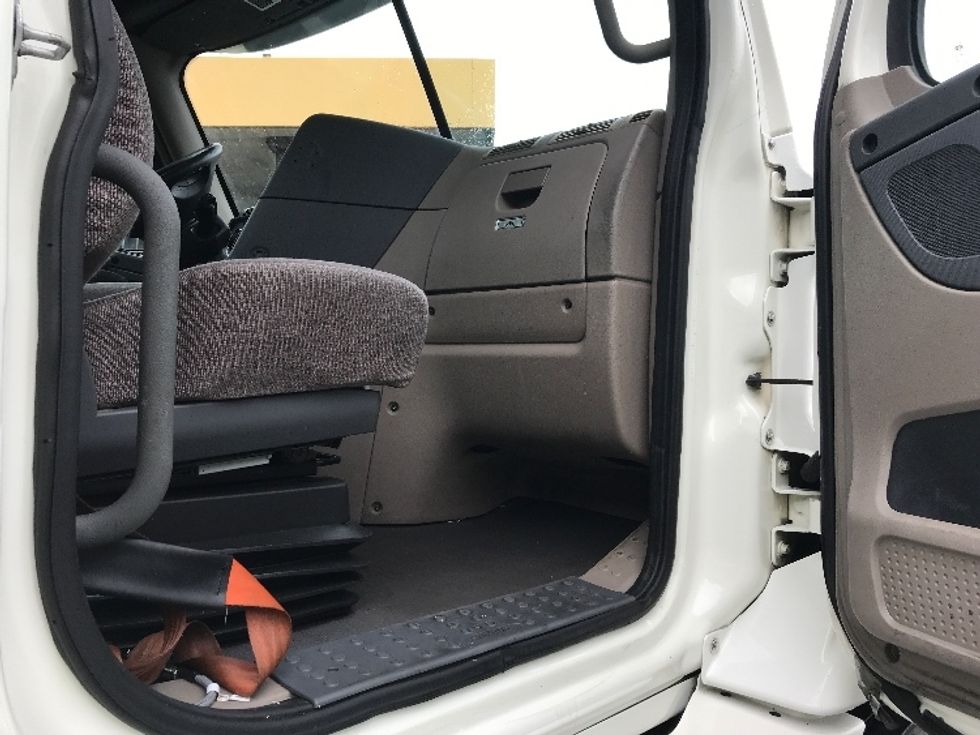 Day Cab Tractor-Heavy Duty Tractors-Freightliner-2018-Cascadia 11364ST-Burlington-NJ-317,591\n\t\tmiles-$ 44,250 - Image 12