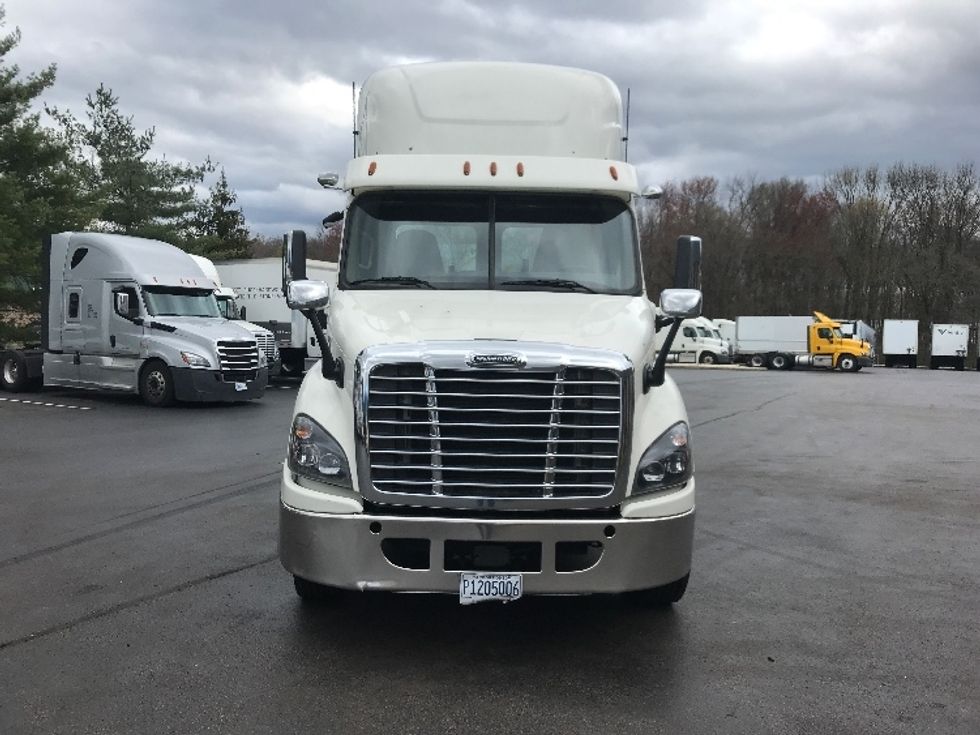 2018 Freightliner Cascadia 113" sleeper cab photo 2