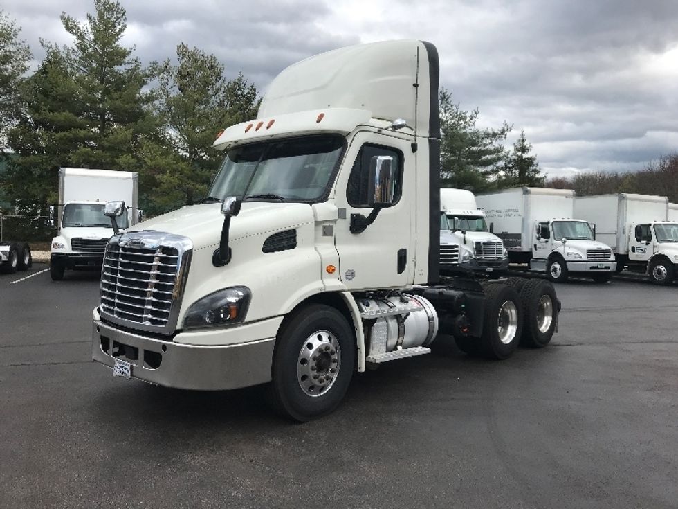 2018 Freightliner Cascadia 113" sleeper cab photo 3