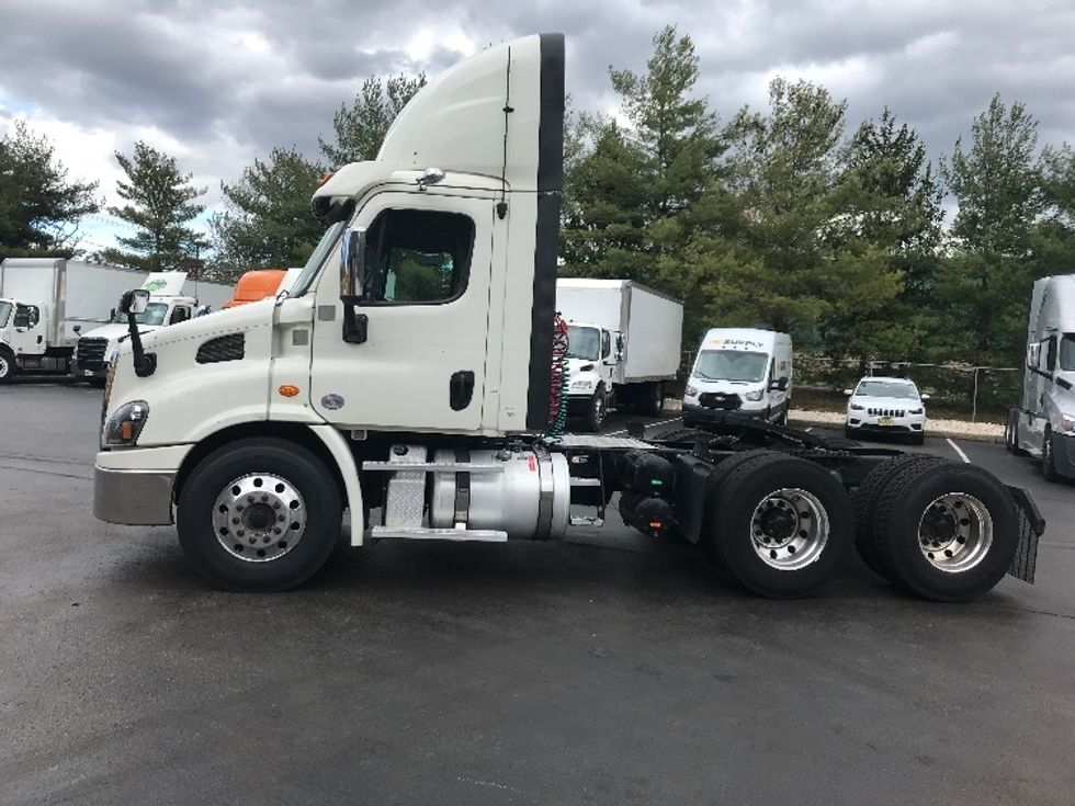 2018 Freightliner Cascadia 113" sleeper cab photo 4