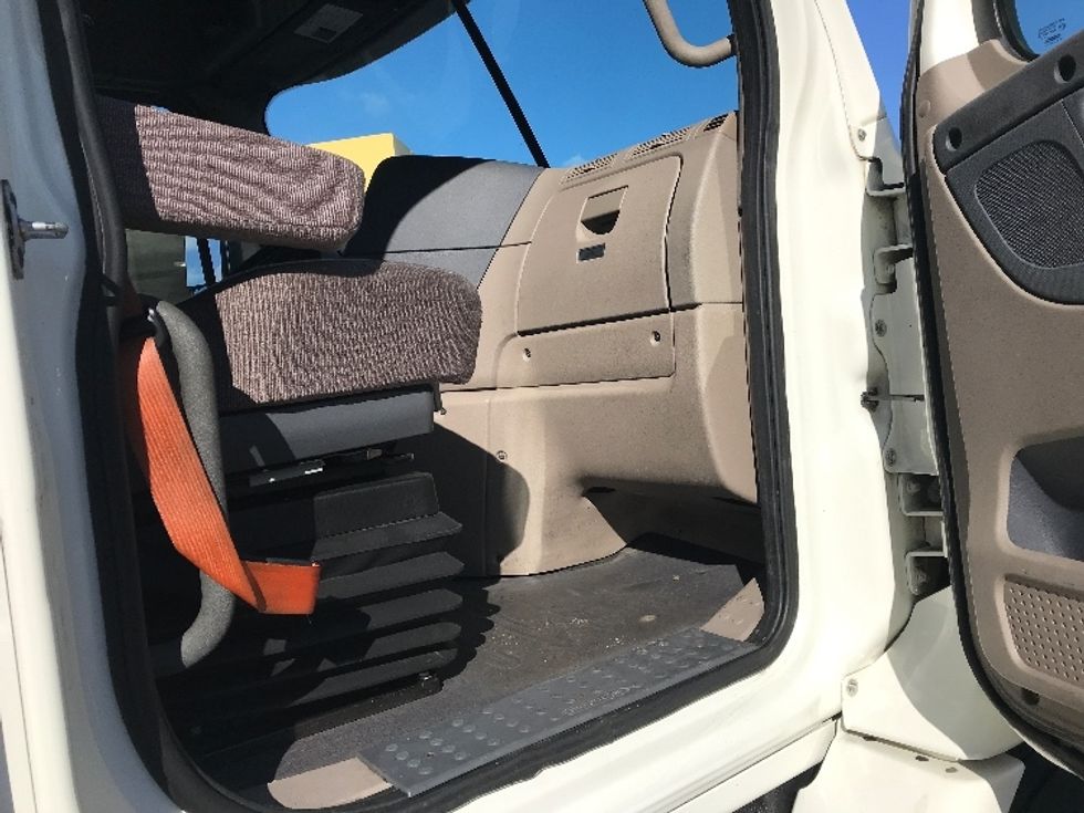 Day Cab Tractor-Heavy Duty Tractors-Freightliner-2018-Cascadia 11364ST-Burlington-NJ-355,588\n\t\tmiles-$ 41,500 - Image 12