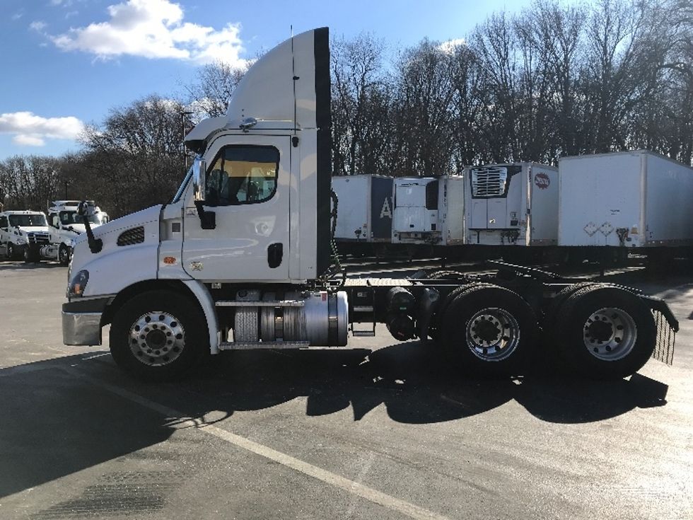 Day Cab Tractor-Heavy Duty Tractors-Freightliner-2018-Cascadia 11364ST-Burlington-NJ-355,588\n\t\tmiles-$ 41,500 - Image 4