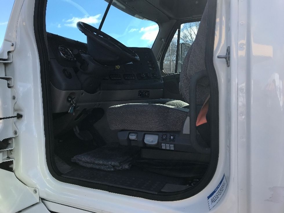 Day Cab Tractor-Heavy Duty Tractors-Freightliner-2018-Cascadia 11364ST-Burlington-NJ-355,588\n\t\tmiles-$ 41,500 - Image 9