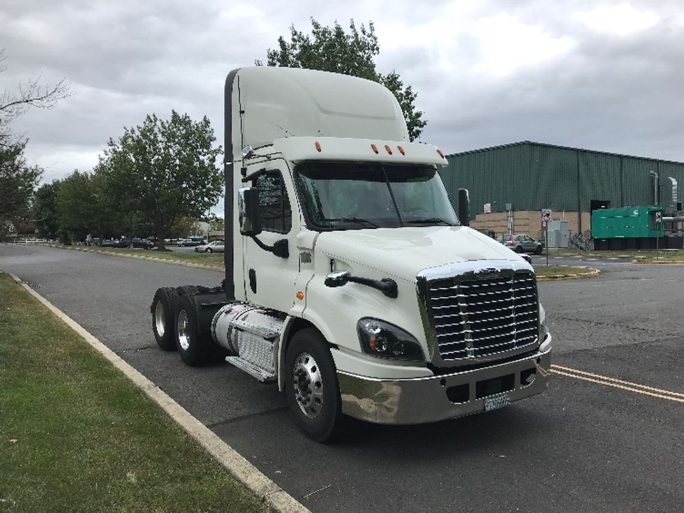 Day Cab Tractor-Heavy Duty Tractors-Freightliner-2018-Cascadia 11364ST-Burlington-NJ-377,896\n\t\tmiles-$ 41,000 - Image 1