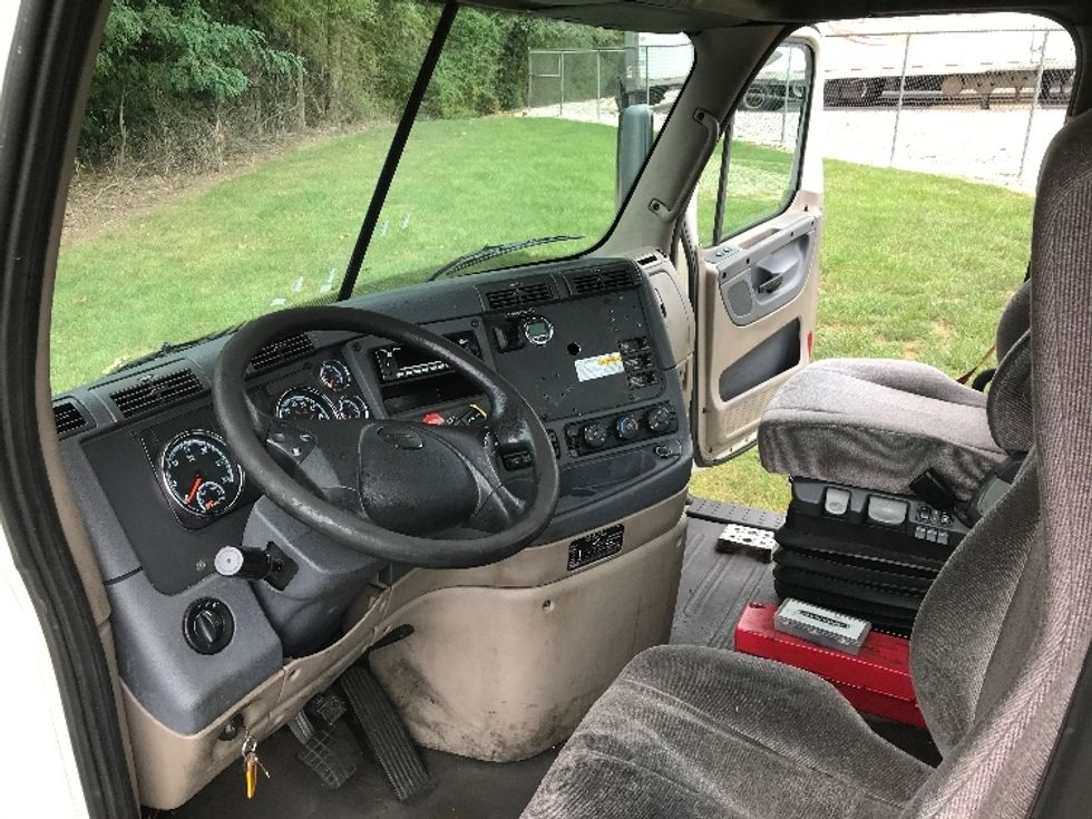 Day Cab Tractor-Heavy Duty Tractors-Freightliner-2018-Cascadia 11364ST-Burlington-NJ-377,896\n\t\tmiles-$ 41,000 - Image 10
