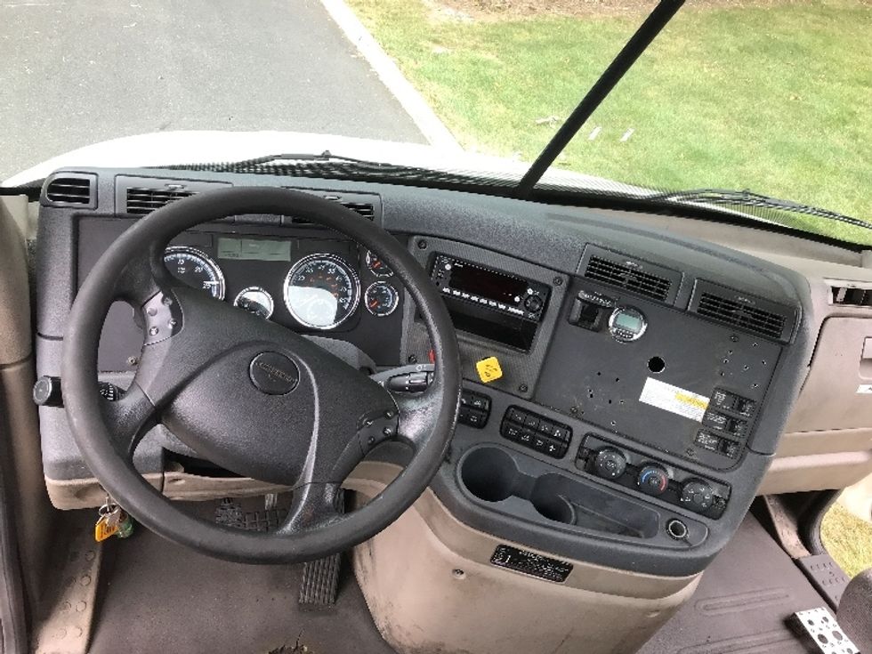 Day Cab Tractor-Heavy Duty Tractors-Freightliner-2018-Cascadia 11364ST-Burlington-NJ-377,896\n\t\tmiles-$ 41,000 - Image 11