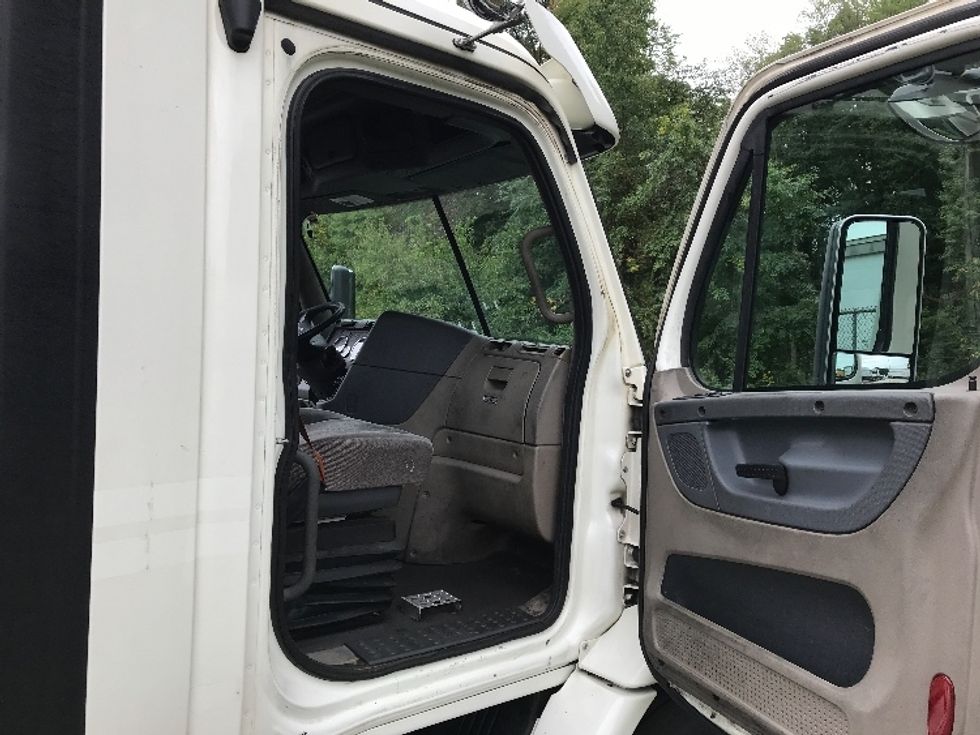 Day Cab Tractor-Heavy Duty Tractors-Freightliner-2018-Cascadia 11364ST-Burlington-NJ-377,896\n\t\tmiles-$ 41,000 - Image 12