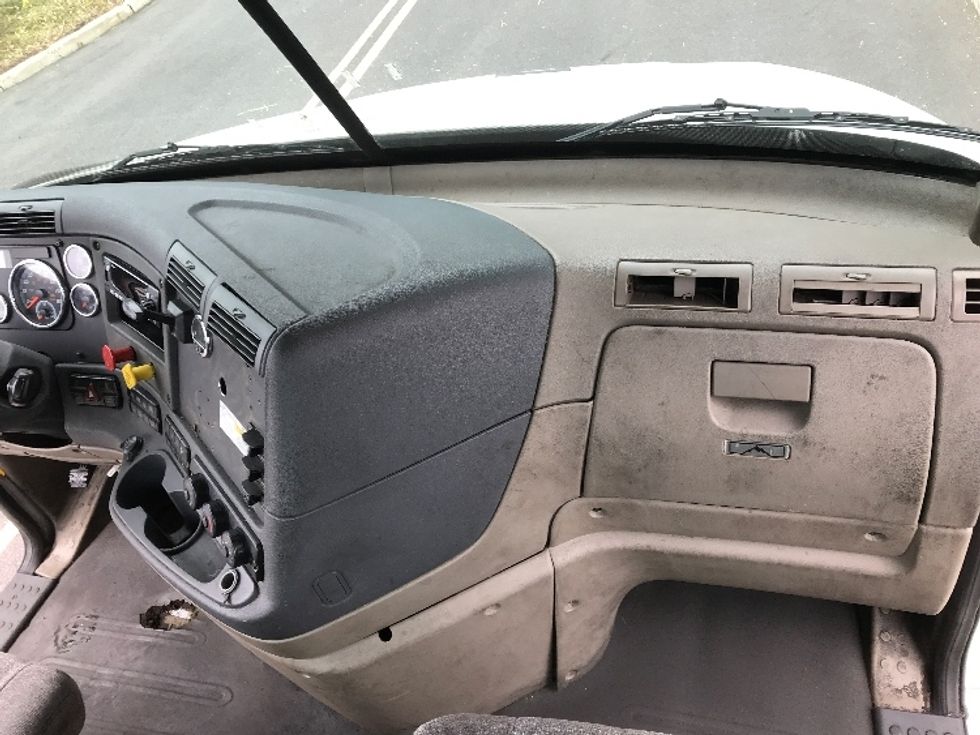 Day Cab Tractor-Heavy Duty Tractors-Freightliner-2018-Cascadia 11364ST-Burlington-NJ-377,896\n\t\tmiles-$ 41,000 - Image 13