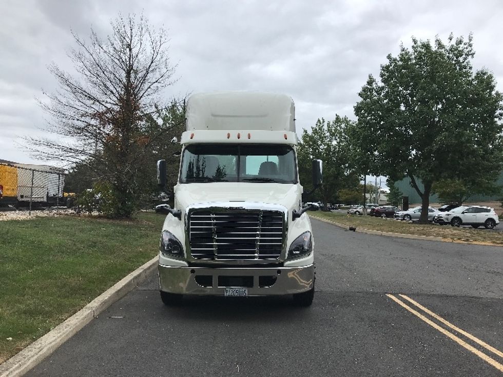 2018 Freightliner Cascadia 113" sleeper cab photo 2