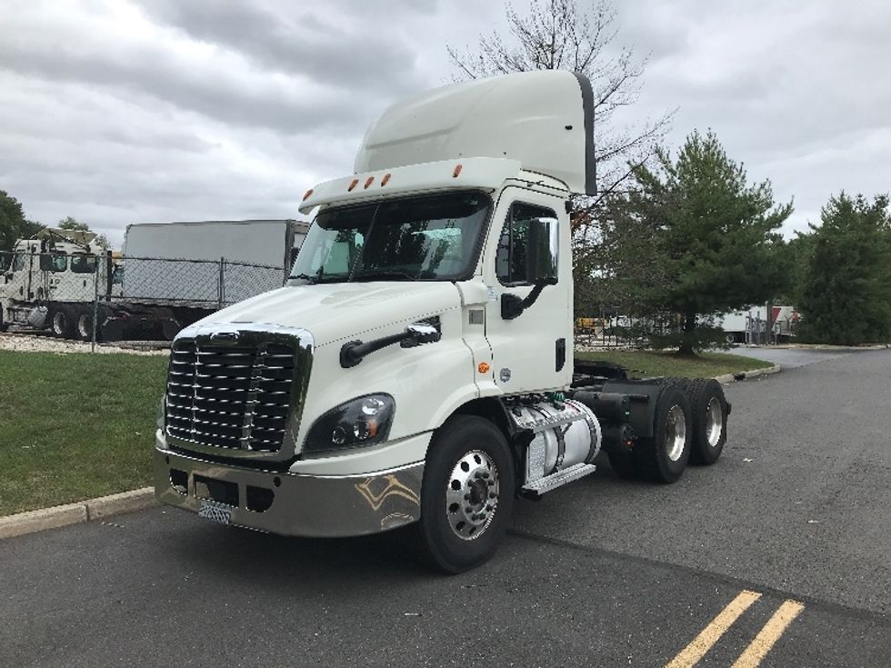 2018 Freightliner Cascadia 113" sleeper cab photo 3