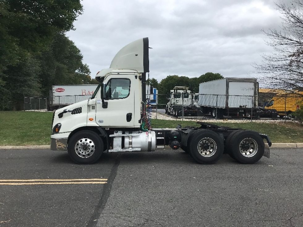 2018 Freightliner Cascadia 113" sleeper cab photo 4
