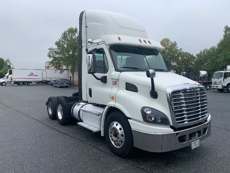 Day Cab Tractor-Heavy Duty Tractors-Freightliner-2018-Cascadia 11364ST-Concord-NC-558,137\n\t\tmiles-$ 32,500 - Image 1