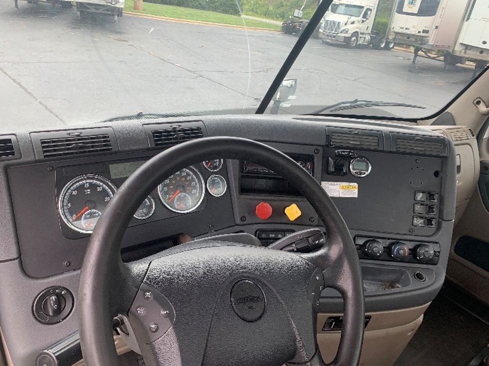 Day Cab Tractor-Heavy Duty Tractors-Freightliner-2018-Cascadia 11364ST-Concord-NC-558,137\n\t\tmiles-$ 32,500 - Image 10