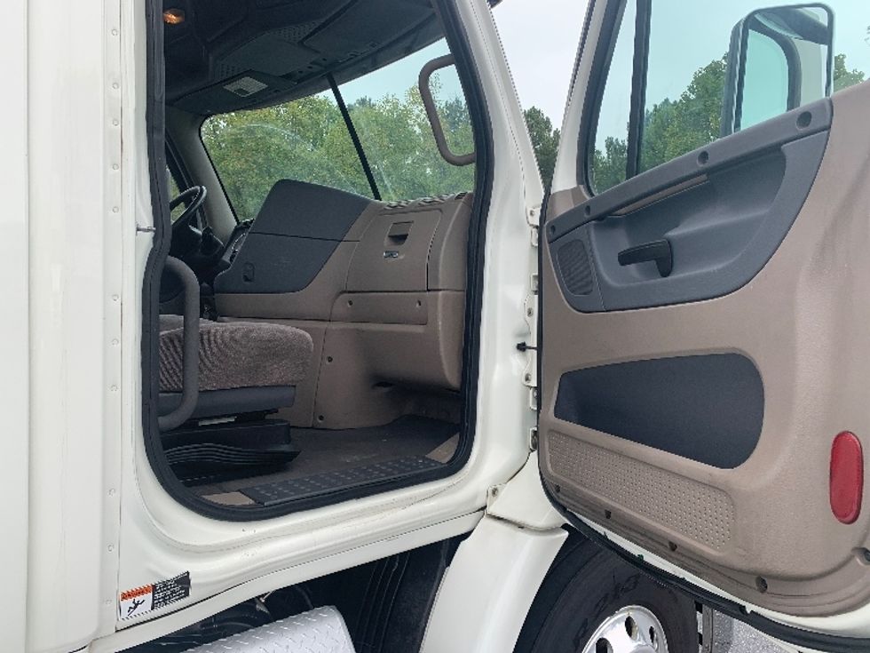 Day Cab Tractor-Heavy Duty Tractors-Freightliner-2018-Cascadia 11364ST-Concord-NC-558,137\n\t\tmiles-$ 32,500 - Image 11