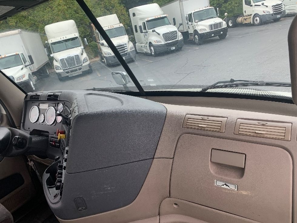 Day Cab Tractor-Heavy Duty Tractors-Freightliner-2018-Cascadia 11364ST-Concord-NC-558,137\n\t\tmiles-$ 32,500 - Image 12