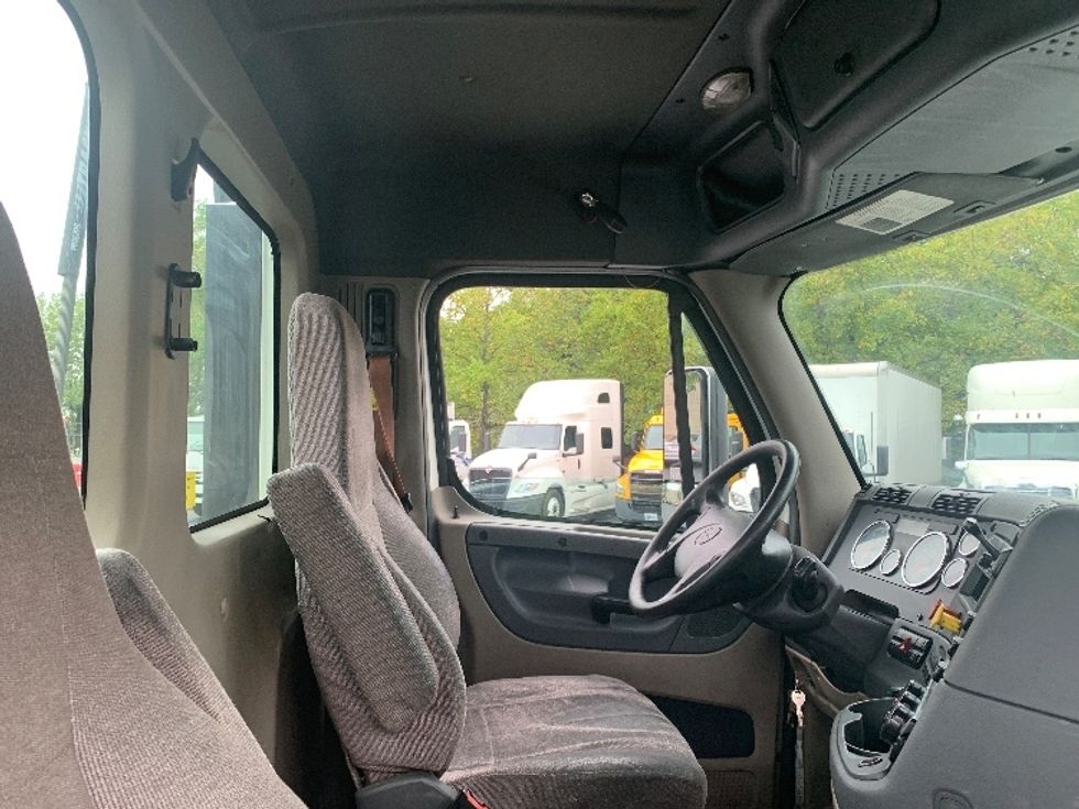 Day Cab Tractor-Heavy Duty Tractors-Freightliner-2018-Cascadia 11364ST-Concord-NC-558,137\n\t\tmiles-$ 32,500 - Image 13
