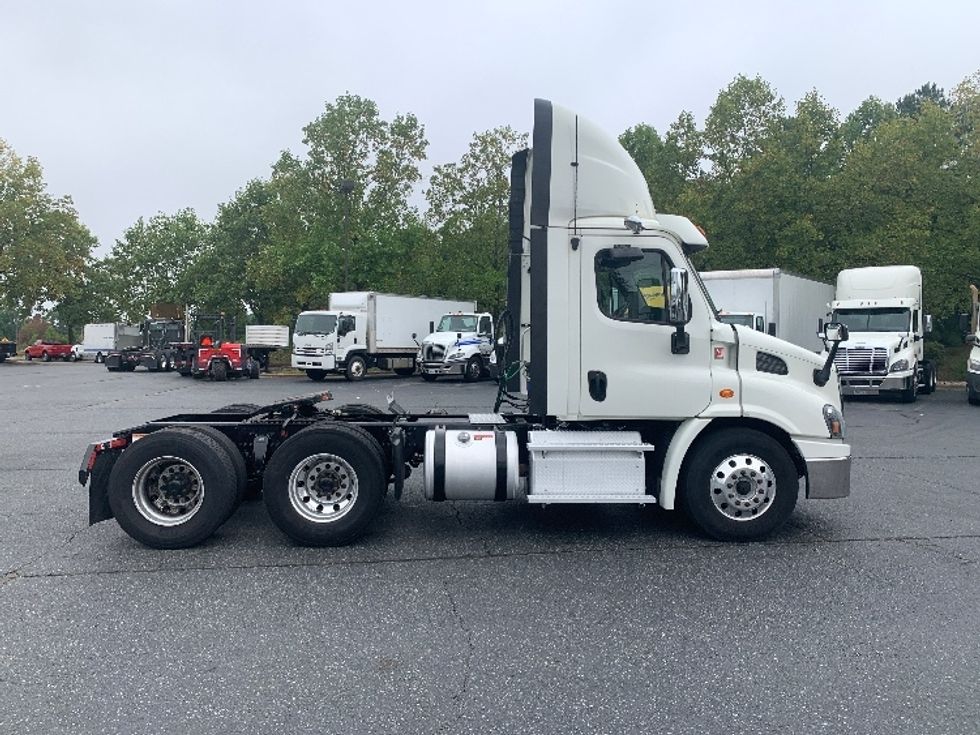 Day Cab Tractor-Heavy Duty Tractors-Freightliner-2018-Cascadia 11364ST-Concord-NC-558,137\n\t\tmiles-$ 32,500 - Image 7