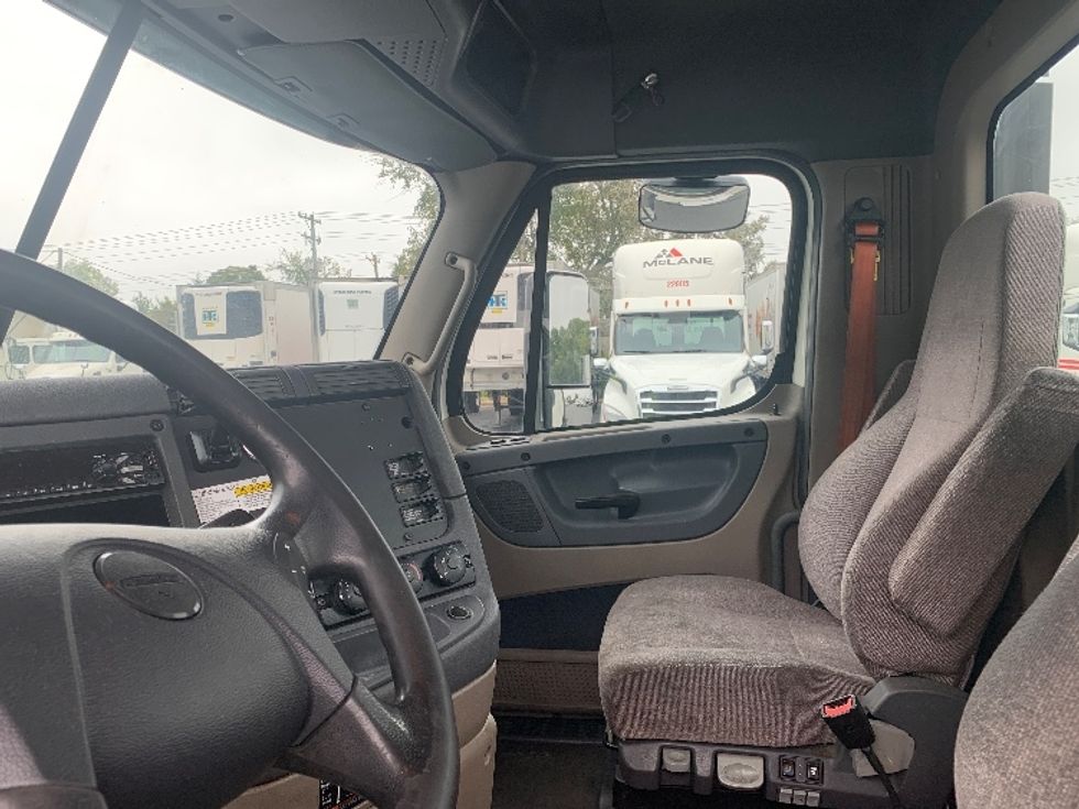 Day Cab Tractor-Heavy Duty Tractors-Freightliner-2018-Cascadia 11364ST-Concord-NC-558,137\n\t\tmiles-$ 32,500 - Image 9