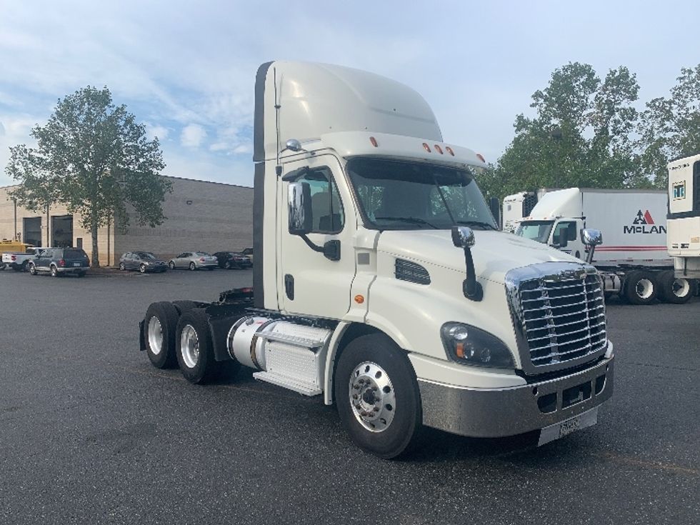 Day Cab Tractor-Heavy Duty Tractors-Freightliner-2018-Cascadia 11364ST-Concord-NC-565,537\n\t\tmiles-$ 31,750 - Image 1