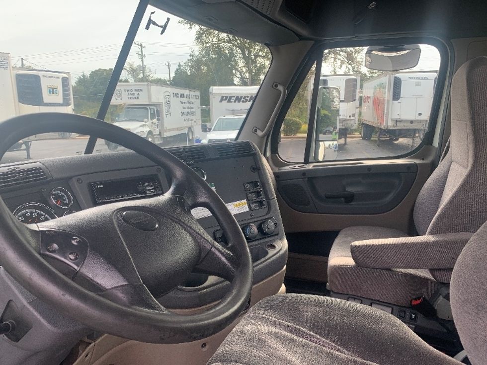 Day Cab Tractor-Heavy Duty Tractors-Freightliner-2018-Cascadia 11364ST-Concord-NC-565,537\n\t\tmiles-$ 31,750 - Image 10